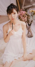 女生汤嘉琳清新肩带连衣裙画室画画，唯美动人写真图片
