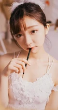女生汤嘉琳清新肩带连衣裙画室画画，唯美动人写真图片