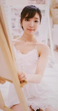 女生汤嘉琳清新肩带连衣裙画室画画，唯美动人写真图片