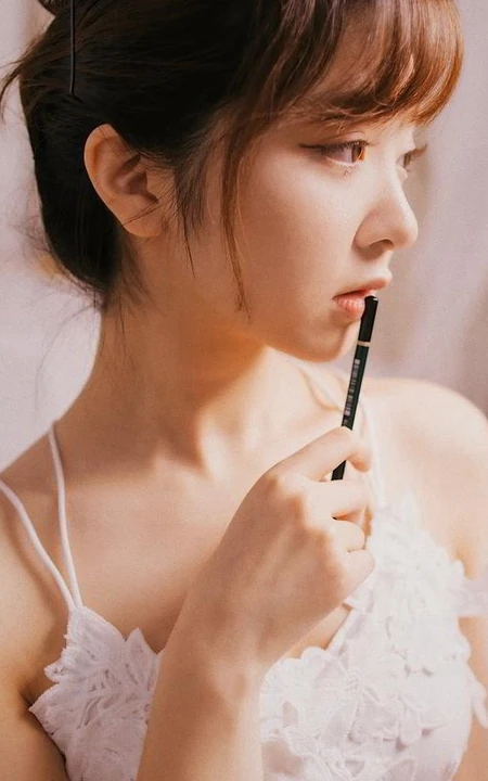 女生汤嘉琳清新肩带连衣裙画室画画，唯美动人写真图片