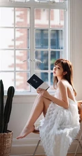 女生汤嘉琳清新肩带连衣裙画室画画，唯美动人写真图片
