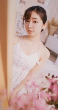 女生汤嘉琳清新肩带连衣裙画室画画，唯美动人写真图片