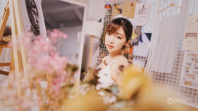 女生汤嘉琳清新肩带连衣裙画室画画，唯美动人写真图片