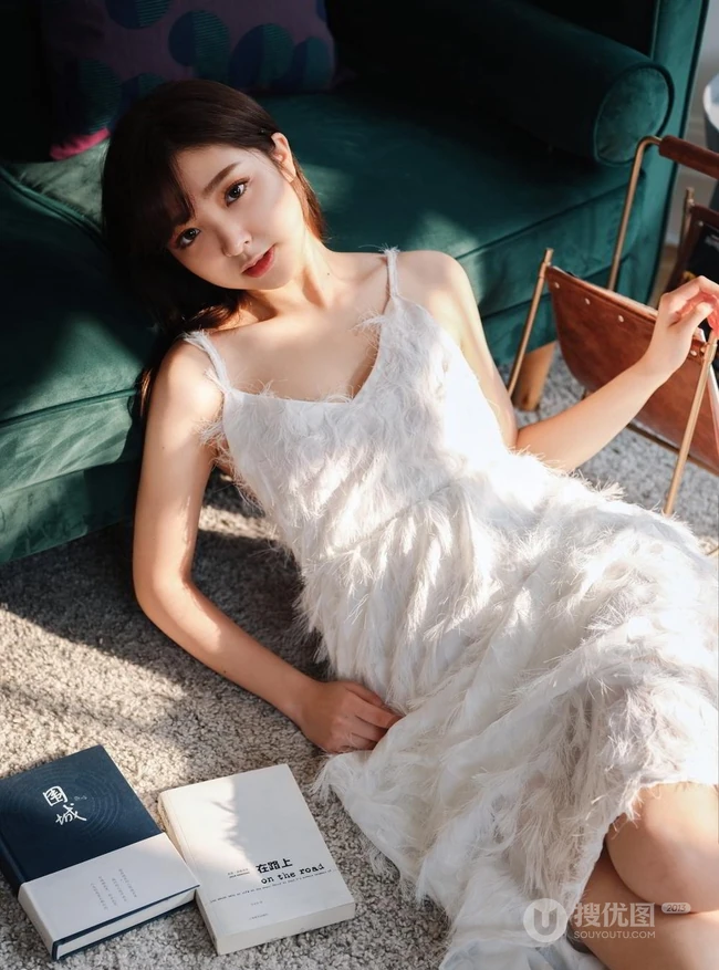 女生汤嘉琳清新肩带连衣裙画室画画，唯美动人写真图片