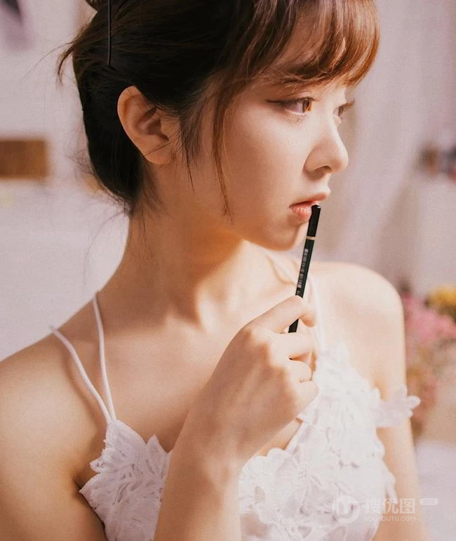 女生汤嘉琳清新肩带连衣裙画室画画，唯美动人写真图片