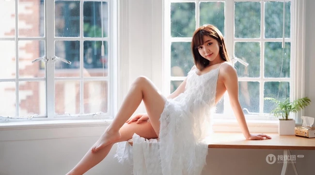 女生汤嘉琳清新肩带连衣裙画室画画，唯美动人写真图片