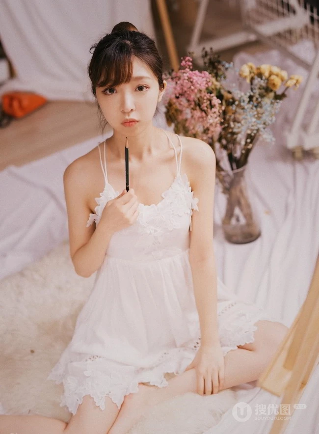 女生汤嘉琳清新肩带连衣裙画室画画，唯美动人写真图片