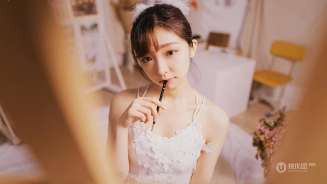 女生汤嘉琳清新肩带连衣裙画室画画，唯美动人写真图片