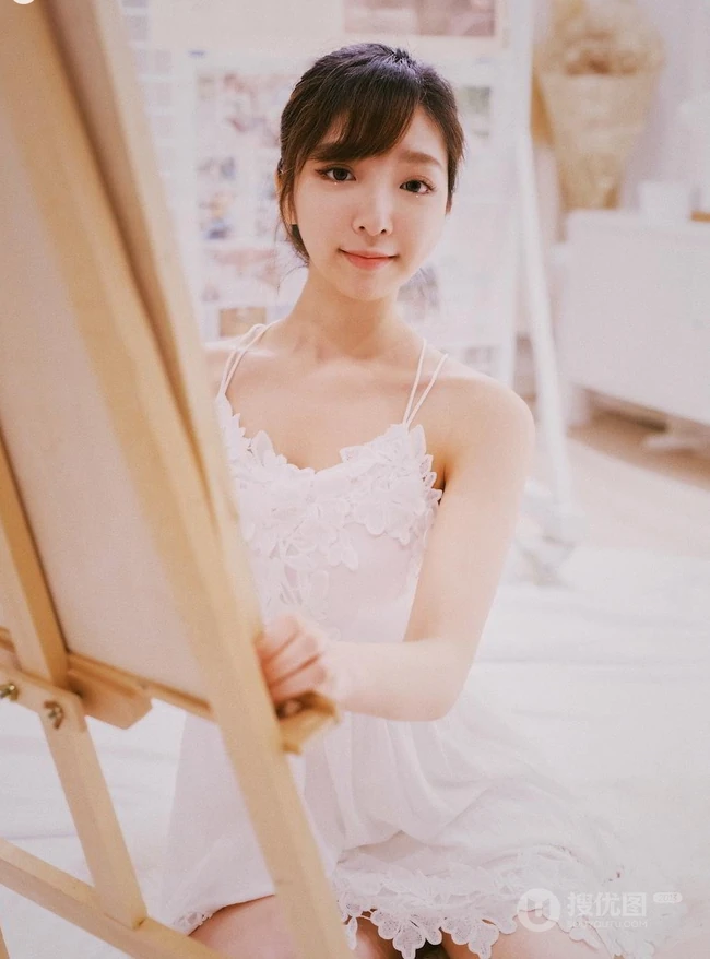女生汤嘉琳清新肩带连衣裙画室画画，唯美动人写真图片