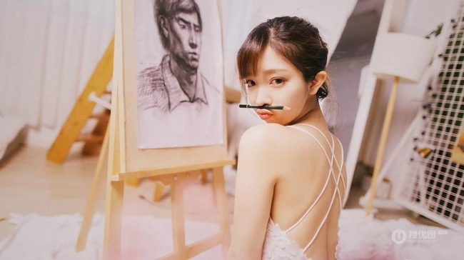 女生汤嘉琳清新肩带连衣裙画室画画，唯美动人写真图片