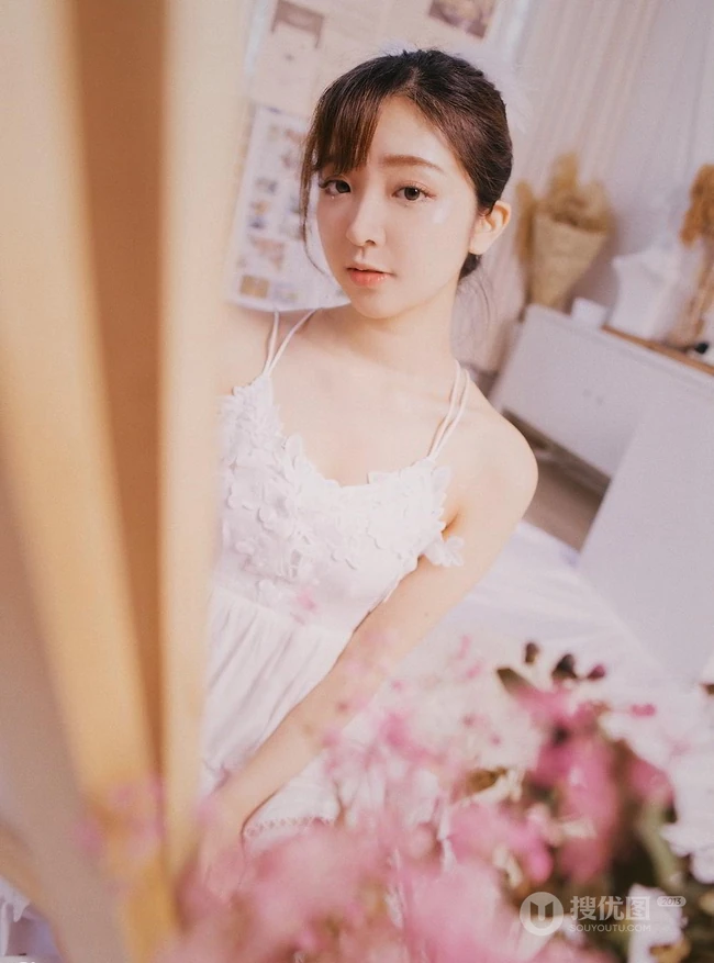 女生汤嘉琳清新肩带连衣裙画室画画，唯美动人写真图片