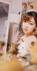 女生汤嘉琳清新肩带连衣裙画室画画，唯美动人写真图片