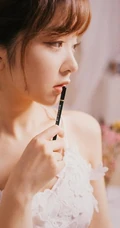 女生汤嘉琳清新肩带连衣裙画室画画，唯美动人写真图片