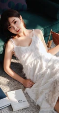 女生汤嘉琳清新肩带连衣裙画室画画，唯美动人写真图片