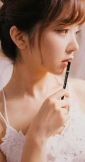 女生汤嘉琳清新肩带连衣裙画室画画，唯美动人写真图片