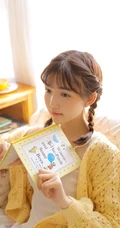 气质双麻花辫编发少女以橙子为伴，清新甜美居家写真