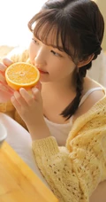 气质双麻花辫编发少女以橙子为伴，清新甜美居家写真