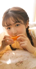 气质双麻花辫编发少女以橙子为伴，清新甜美居家写真