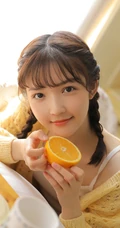 气质双麻花辫编发少女以橙子为伴，清新甜美居家写真