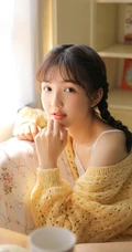 气质双麻花辫编发少女以橙子为伴，清新甜美居家写真