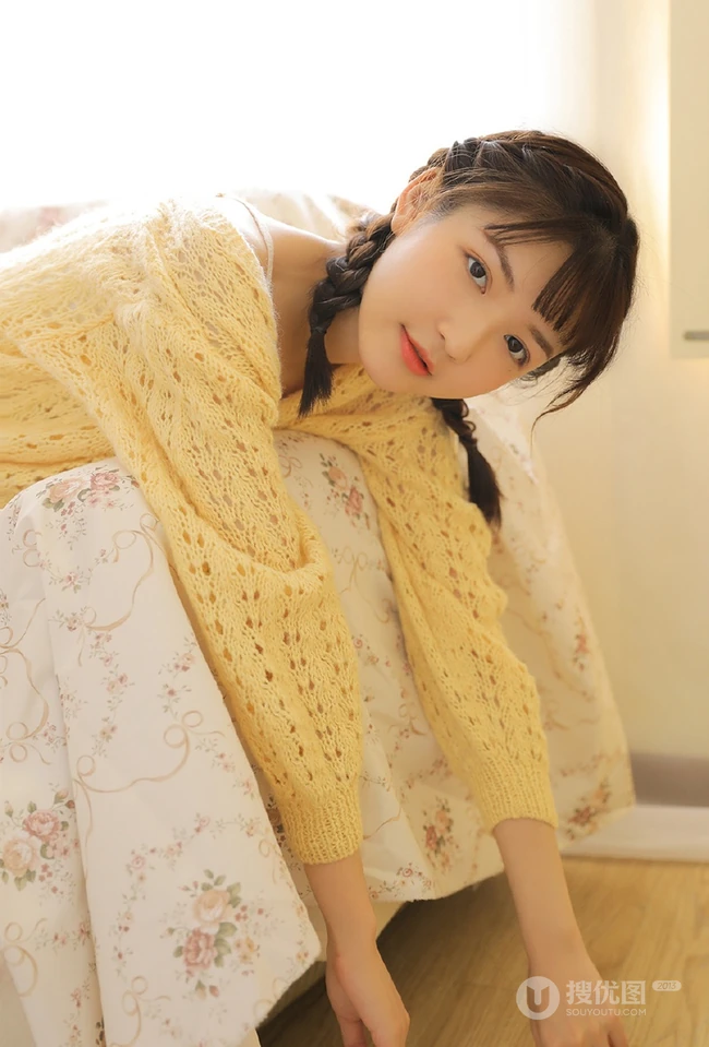 气质双麻花辫编发少女以橙子为伴，清新甜美居家写真