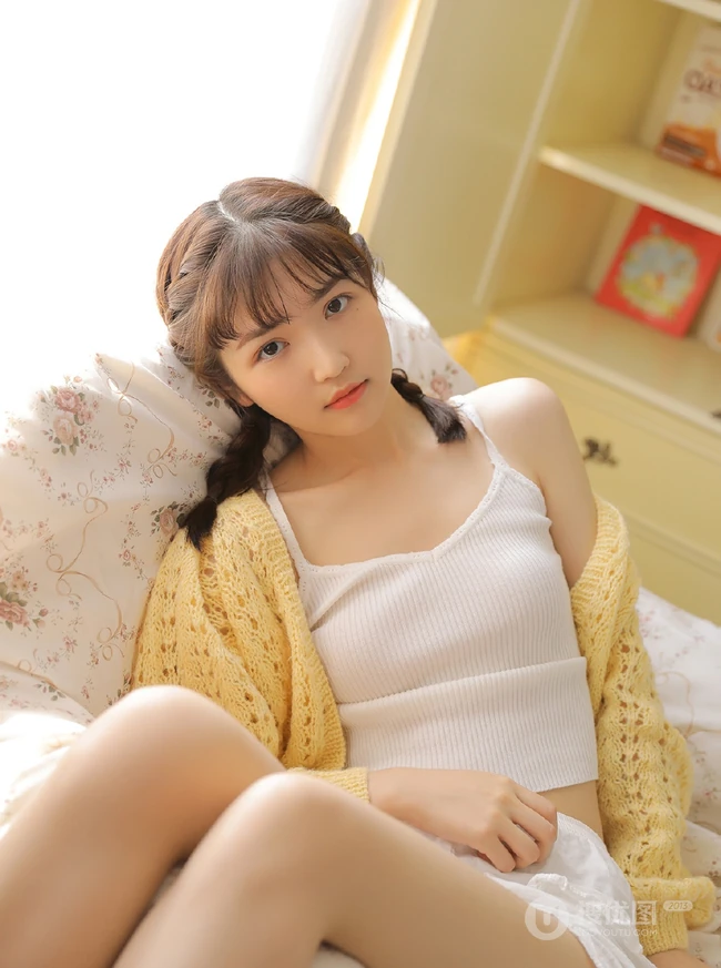 气质双麻花辫编发少女以橙子为伴，清新甜美居家写真