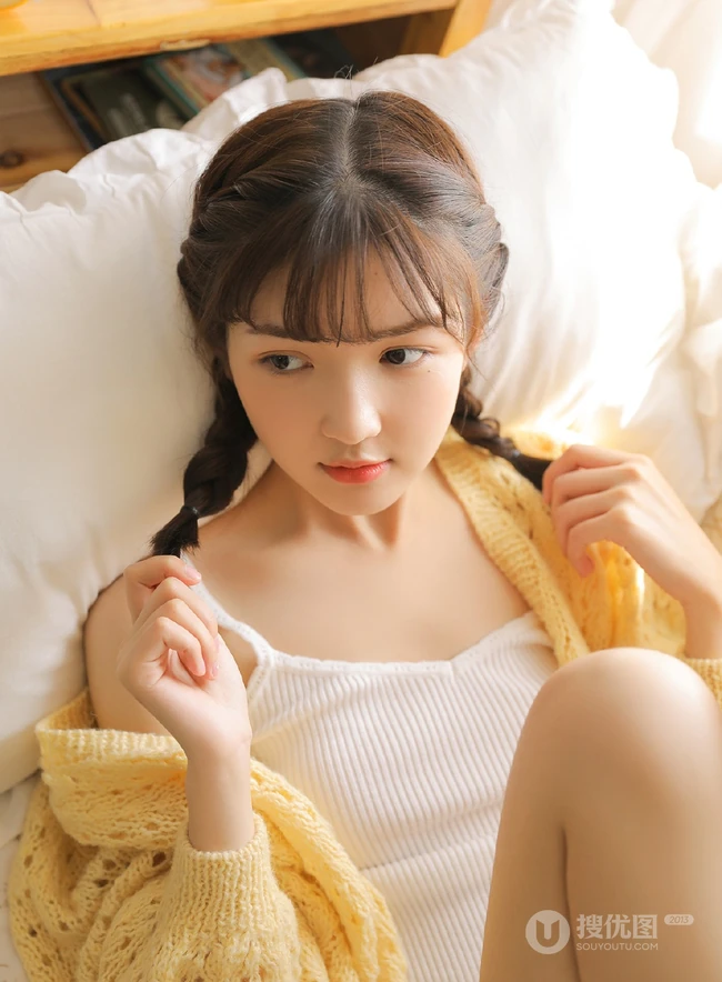 气质双麻花辫编发少女以橙子为伴，清新甜美居家写真