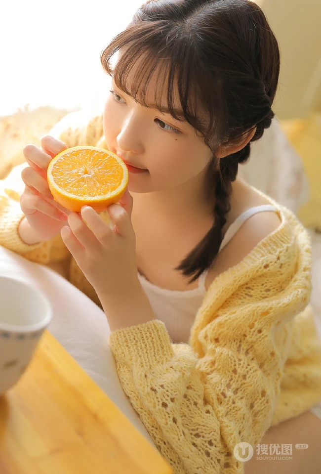 气质双麻花辫编发少女以橙子为伴，清新甜美居家写真