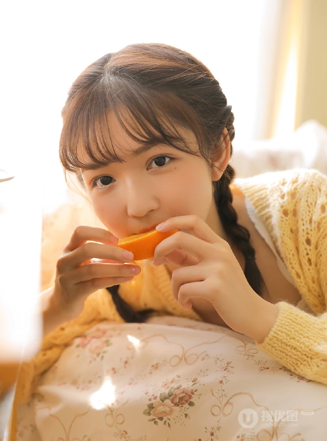 气质双麻花辫编发少女以橙子为伴，清新甜美居家写真