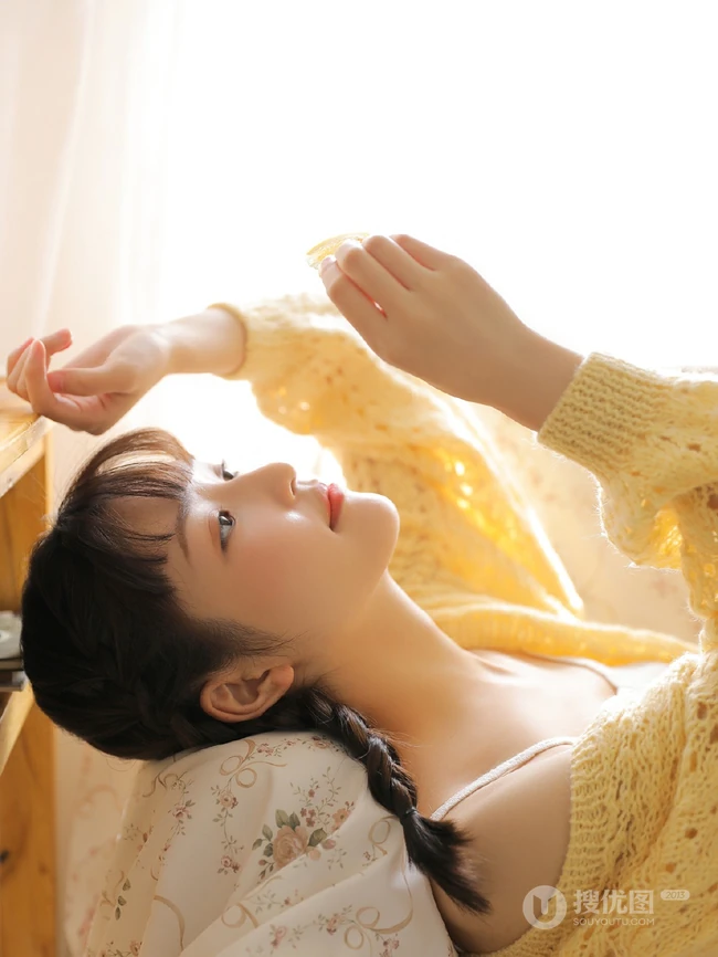 气质双麻花辫编发少女以橙子为伴，清新甜美居家写真
