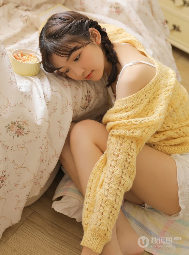 气质双麻花辫编发少女以橙子为伴，清新甜美居家写真