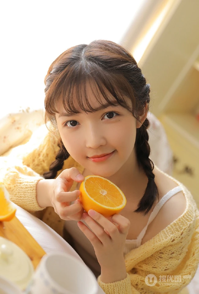 气质双麻花辫编发少女以橙子为伴，清新甜美居家写真