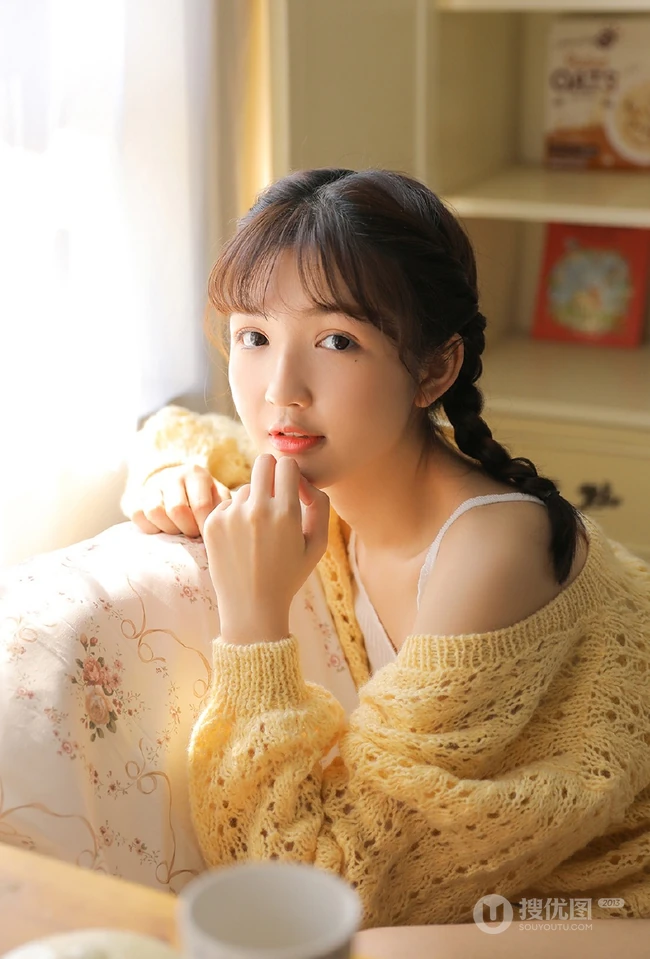 气质双麻花辫编发少女以橙子为伴，清新甜美居家写真