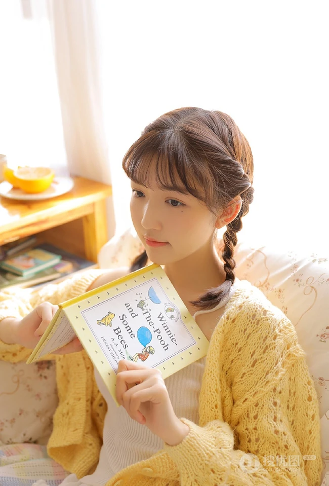 气质双麻花辫编发少女以橙子为伴，清新甜美居家写真