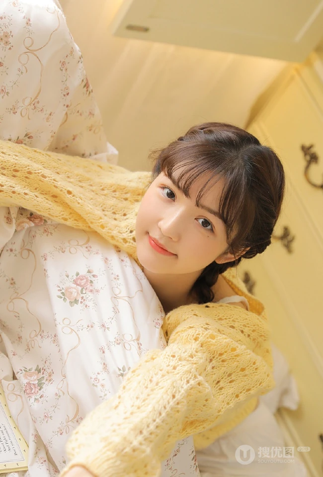 气质双麻花辫编发少女以橙子为伴，清新甜美居家写真