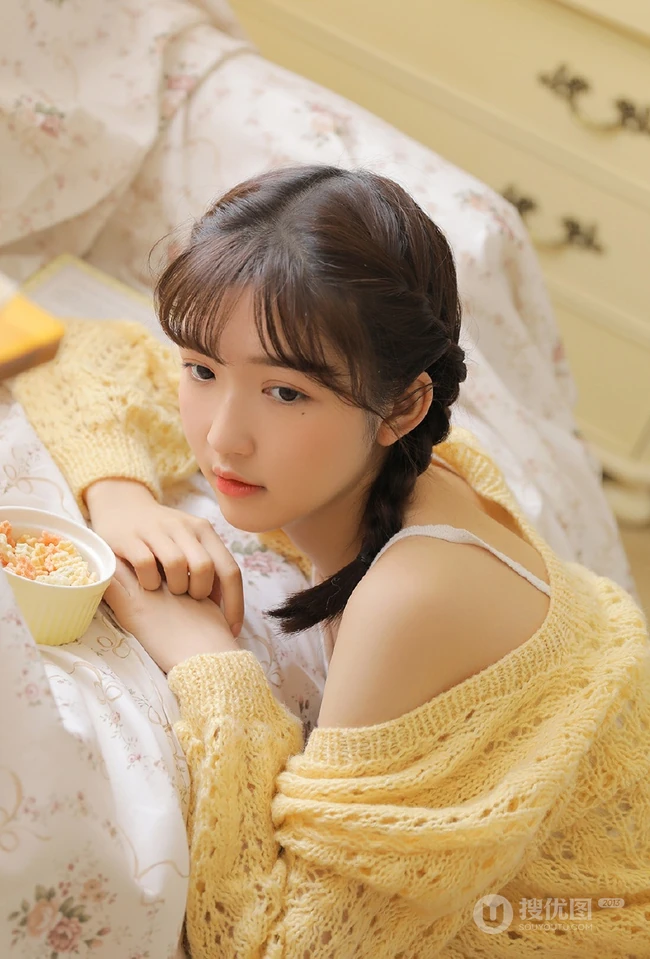 气质双麻花辫编发少女以橙子为伴，清新甜美居家写真