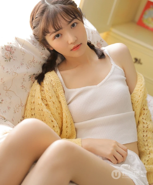 气质双麻花辫编发少女以橙子为伴，清新甜美居家写真