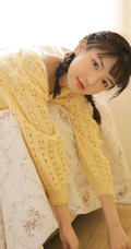 气质双麻花辫编发少女以橙子为伴，清新甜美居家写真