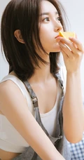 治愈系高颜值短发女生，着背心肩带裙悠闲清新室内写真