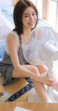 治愈系高颜值短发女生，着背心肩带裙悠闲清新室内写真