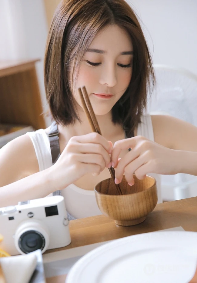 治愈系高颜值短发女生，着背心肩带裙悠闲清新室内写真