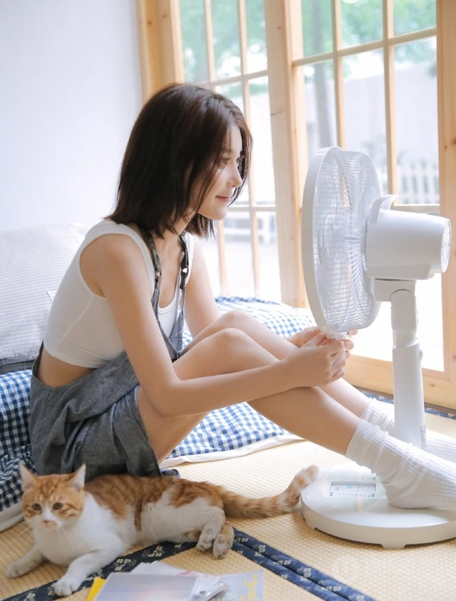 治愈系高颜值短发女生，着背心肩带裙悠闲清新室内写真