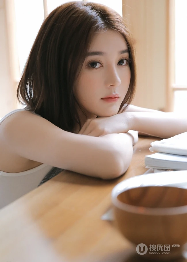 治愈系高颜值短发女生，着背心肩带裙悠闲清新室内写真