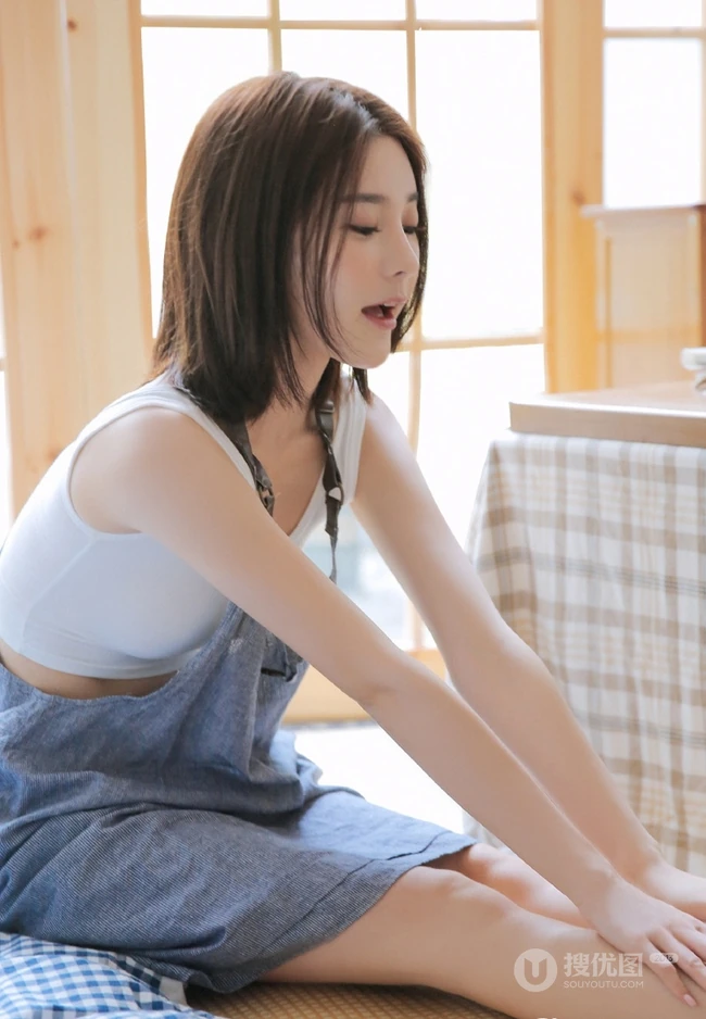 治愈系高颜值短发女生，着背心肩带裙悠闲清新室内写真