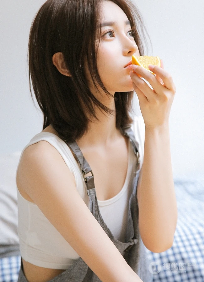 治愈系高颜值短发女生，着背心肩带裙悠闲清新室内写真
