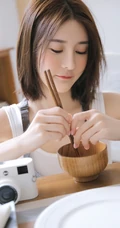 治愈系高颜值短发女生，着背心肩带裙悠闲清新室内写真