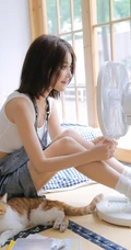 治愈系高颜值短发女生，着背心肩带裙悠闲清新室内写真