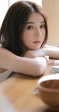 治愈系高颜值短发女生，着背心肩带裙悠闲清新室内写真