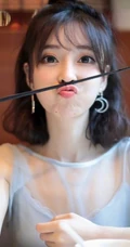 冯提莫清新紫纱裙餐厅就餐美图，甜美怡人可爱俏皮