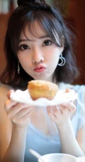 冯提莫清新紫纱裙餐厅就餐美图，甜美怡人可爱俏皮